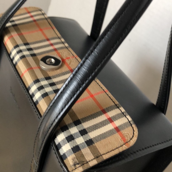 AUTHENTIC/VINTAGE BURBERRY NOVA CHECK LEATHER HANDBAG BY SANYO SHOKAI. - Picture 9 of 17
